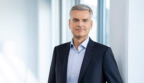 Dr. Gisbert Hohagen, Lic. en droit (Paris II/ Assas)